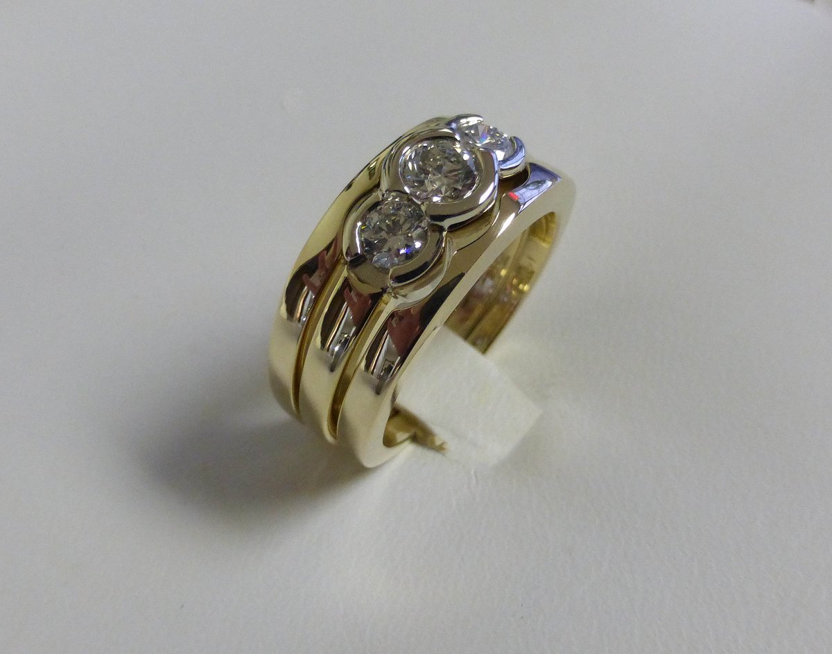 precisionring's tweet image. A Holiday Season Wedding celebrated with wedding rings from precisionring.com #holidaywedding #christmaswedding #customjewellery #ShopLocal #weddingbands #weddings