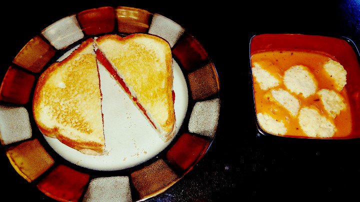 indyturf's tweet photo. @NikkiHendrick12 Grilled Cheese and Tomato Basil with Parmesan Crisps. Because 9 out of 10 #IPLLA Board recommend it! https://t.co/vuBuA2CA26