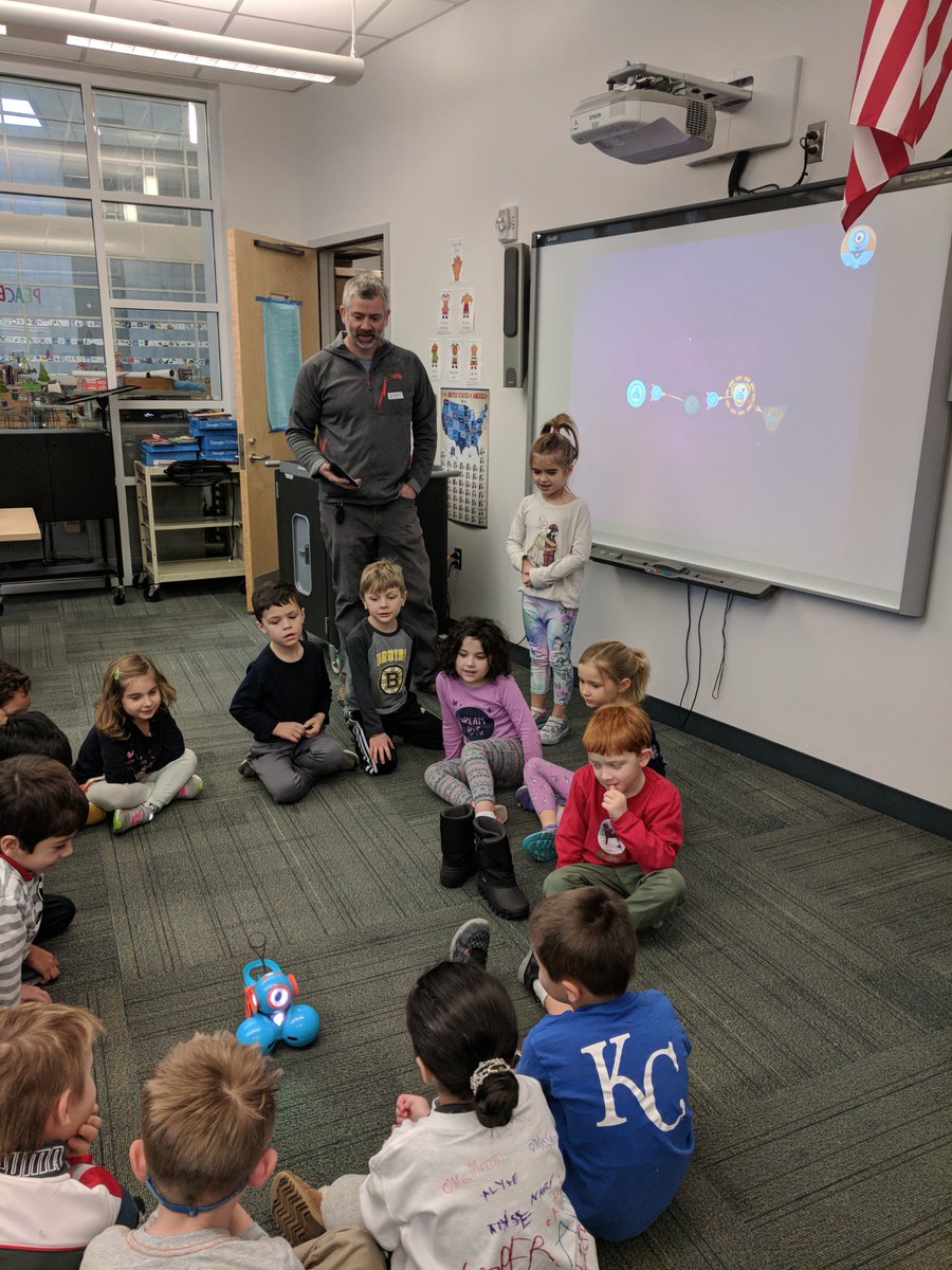 pbackiel's tweet photo. Day #11 #HourOfCode2017 at the Center School, with Mr. O'Callaghan from Mathworks! https://t.co/zOSLcyCLv7