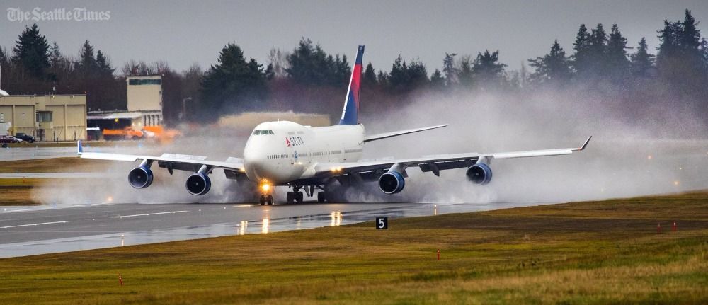 seattletimes's tweet image. Delta’s Boeing 747 makes stop at Everett birthplace on its farewell tour:
 st.news/2oMST3I