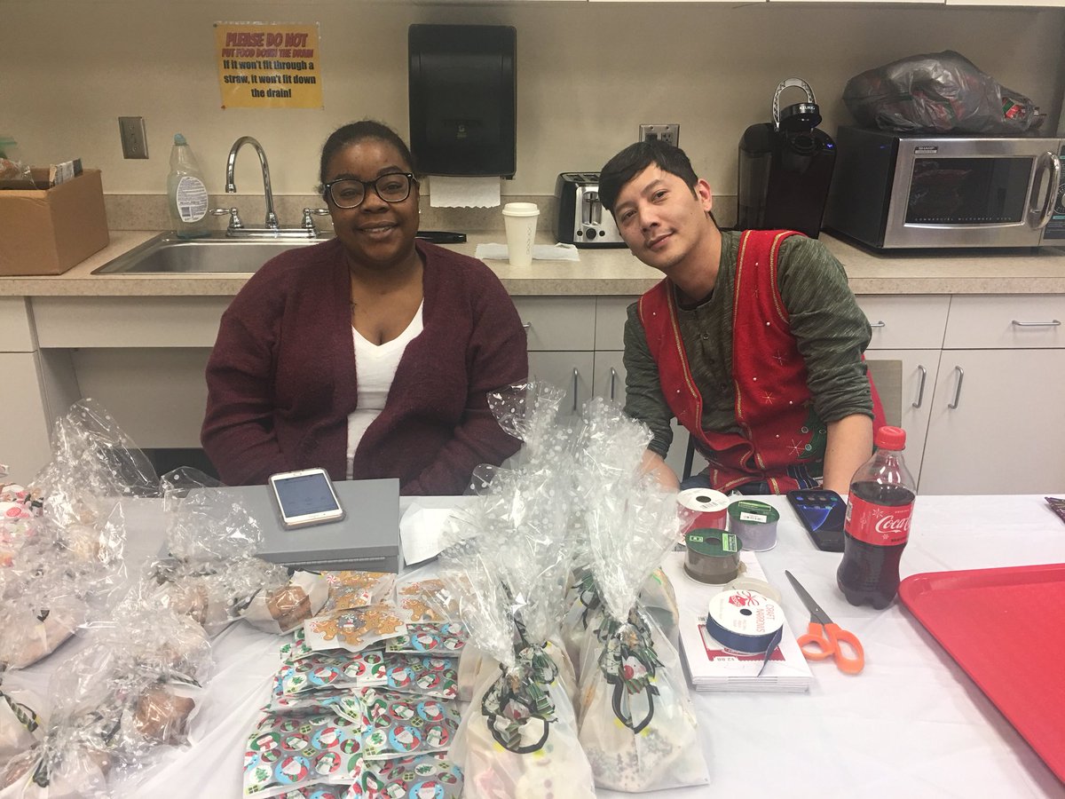 trinabooBrandon's tweet photo. Wrap and Snack with Christmas Cookies from Women of AT&amp;T fundraiser Committee! Thank you for volunteering. @WomenOfATT_ERG @AwesomeATSD https://t.co/0fjuuTbSXI
