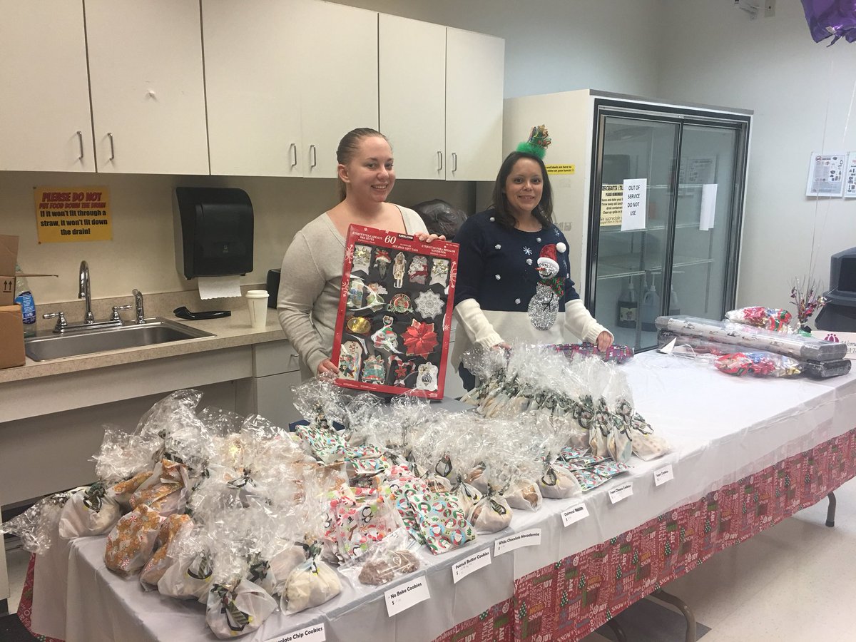 trinabooBrandon's tweet photo. Wrap and Snack with Christmas Cookies from Women of AT&amp;T fundraiser Committee! Thank you for volunteering. @WomenOfATT_ERG @AwesomeATSD https://t.co/0fjuuTbSXI