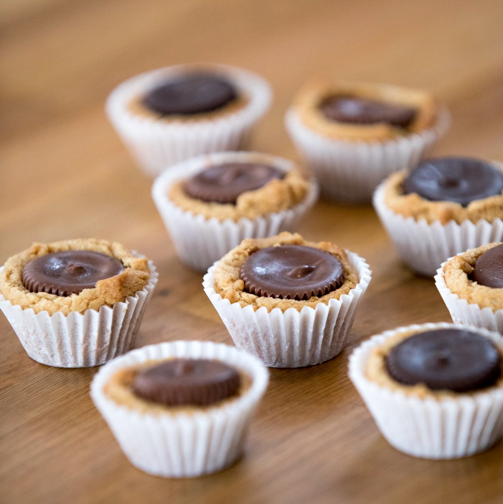 GE_Appliances's tweet image. What's better than peanut butter cookies? Peanut butter cookies and chocolate peanut butter cups! These cookies are easy and fun. #Recipe: bit.ly/2yYPGxz