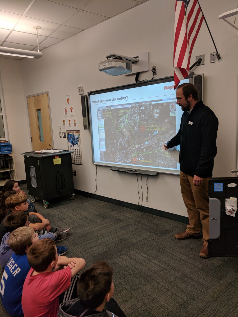 pbackiel's tweet photo. Day #11 #HourOfCode2017  at The Center School with Mr. Gerecke from Raytheon! https://t.co/fUdJp7KwRh