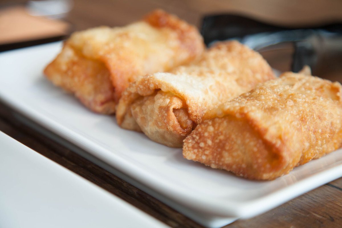 twisted_eggroll's tweet photo. Give your next event a  ~twist~ with Twisted Eggroll!  #catering #chiacgoparty #eggroll https://t.co/nxLfI3AD2Z