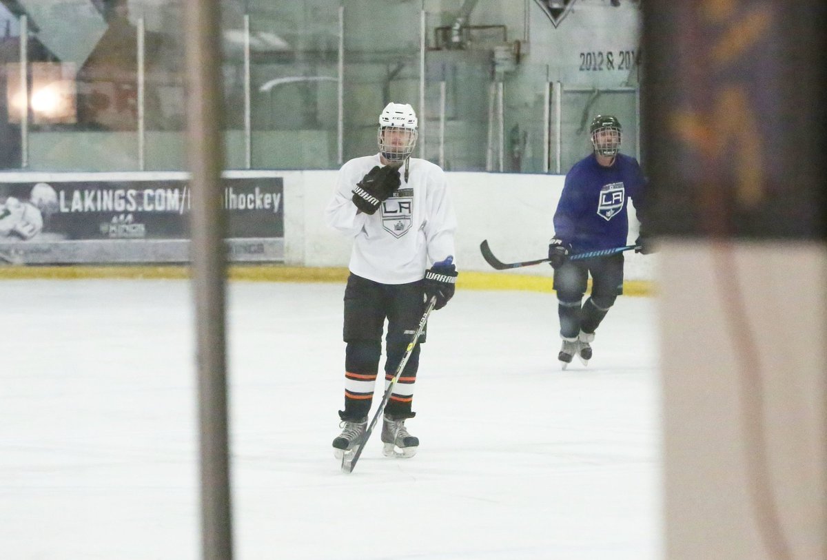 TBBRCandids's tweet photo. Fotos de Justin Bieber jogando Hóquei no clube Los Angeles King Valley em Panorama City, Califórnia. - 19 de Dezembro https://t.co/6ZqN0t6wAT
