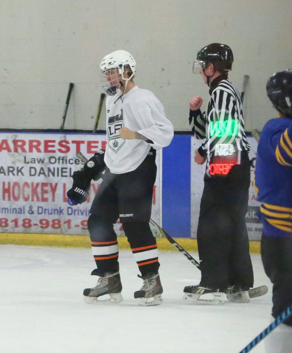 TBBRCandids's tweet photo. Fotos de Justin Bieber jogando Hóquei no clube Los Angeles Kings Valley em Panorama City, Califórnia. - 19 de Dezembro https://t.co/afjIM1pSc0