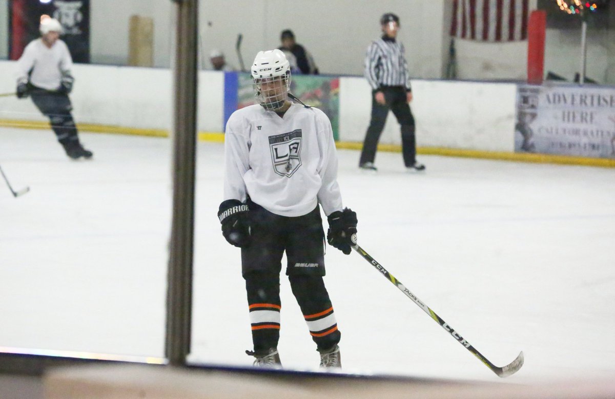 TBBRCandids's tweet photo. Fotos de Justin Bieber jogando Hóquei no clube Los Angeles Kings Valley em Panorama City, Califórnia. - 19 de Dezembro https://t.co/afjIM1pSc0