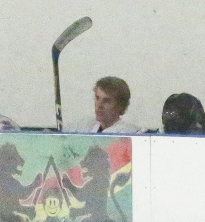 TBBRCandids's tweet photo. Fotos de Justin Bieber jogando Hóquei no clube Los Angeles Kings Valley em Panorama City, Califórnia. - 19 de Dezembro https://t.co/afjIM1pSc0