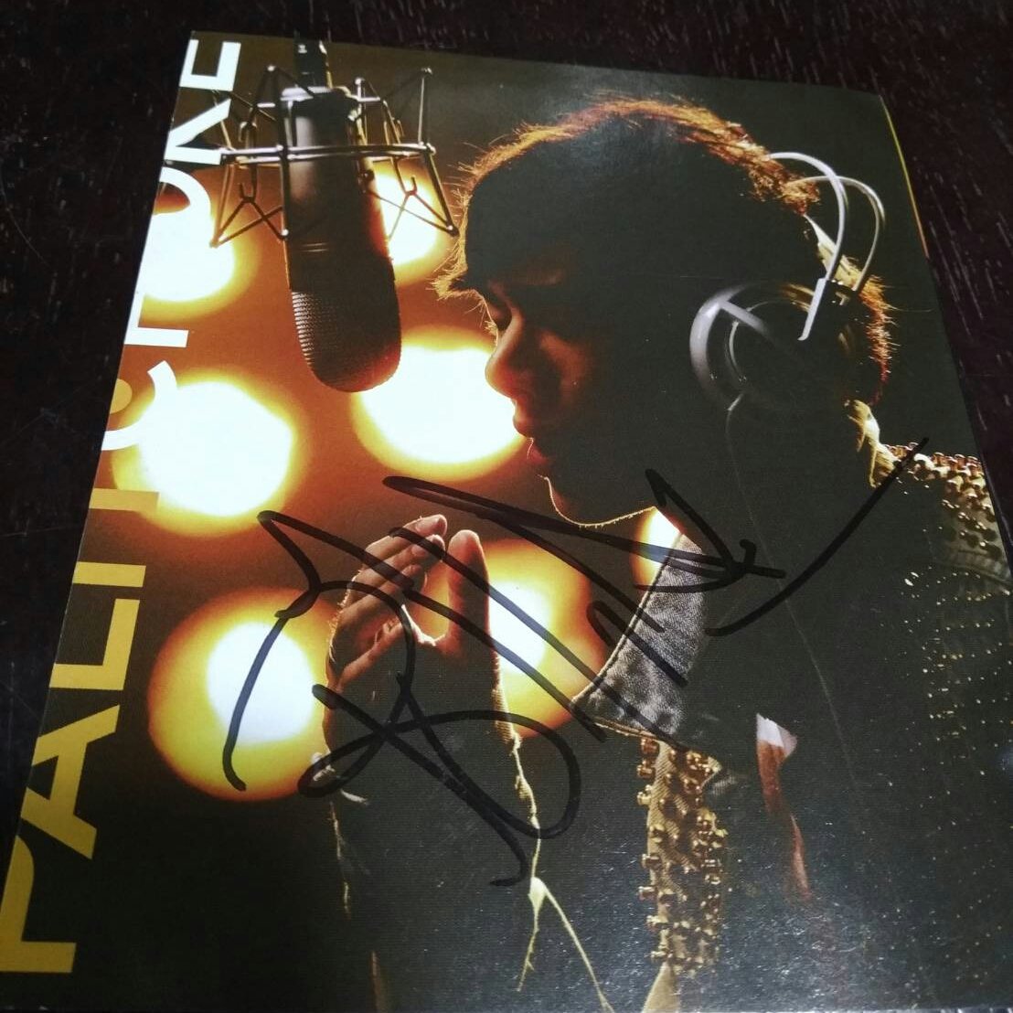 Love_LitChoke's tweet photo. ผลิตกำลังเซ็นปก CD บอกผลิตไปว่า เป็นแฟนมาตั้งแต่อัลบั้ม One ผลิตโชคเลยนะ มีครบเลยเลยอยากให้เซ็น ผลิตยิ้มแล้วโอ้วววว พร้อมกับยื่นมือออกมาแบบขอเช็คแฮนด์ เราก็เลยได้จับมือกัน #ผู้ชายขอจับนะ #มีความสุขจังที่ได้บอก 
#เป๊กผลิตโชค
 #peckpalit #peckpalitchoke #ThisIsLove #นี่แหละความรัก https://t.co/UVTZIAoPFR