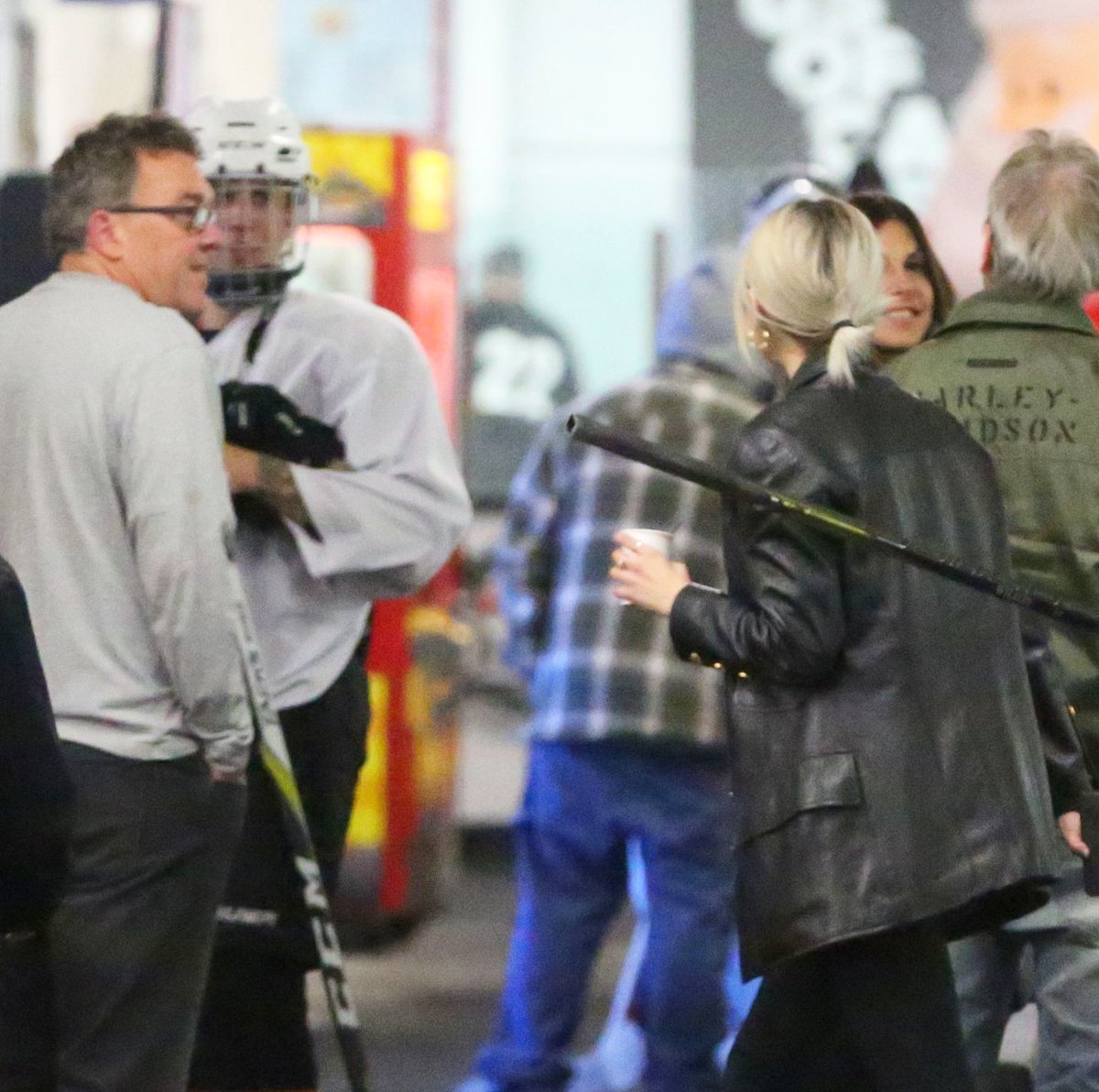 TBBRCandids's tweet photo. Fotos de Justin Bieber e Selena Gomez no clube de Hóquei Los Angeles Kings Valley em Panorama City, Califórnia. - 18 de Dezembro https://t.co/ky3hAqIkKl