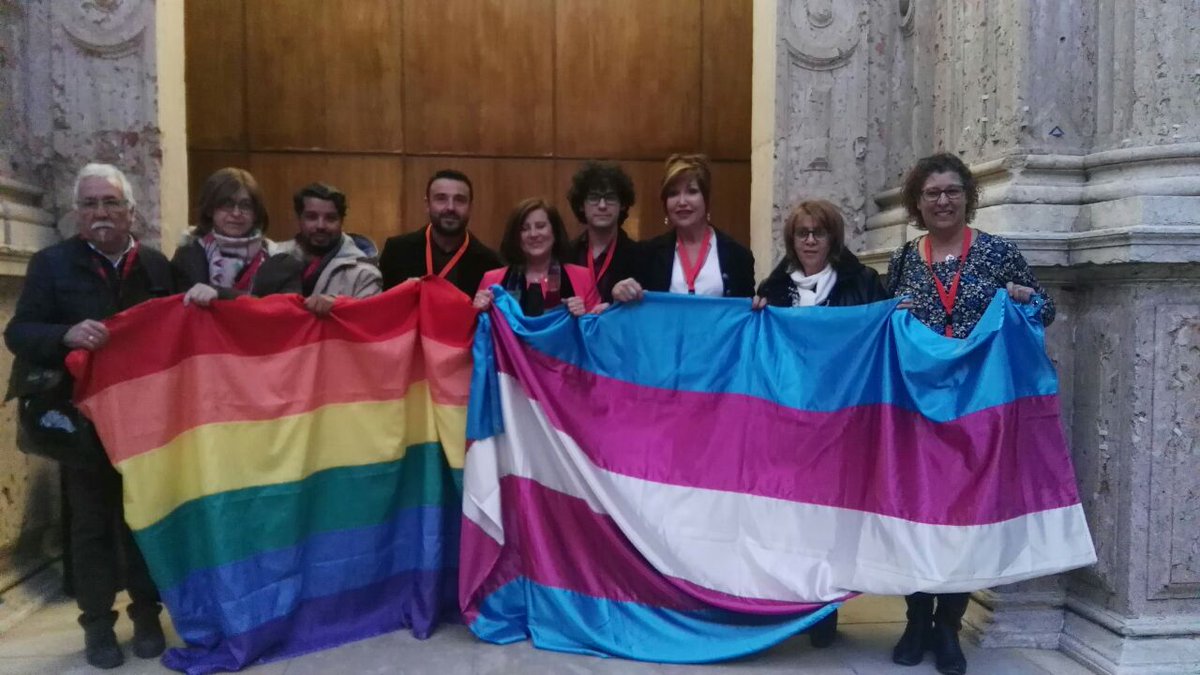 Hoy se aprueba la ley lgtbi de Andalucía por unanimidad.Esperamos que con la ley estatal suceda lo mismo."Los DDHH no tienen ideología y hacer oposición a los mismos es indigno" <a href="/CambrolleMar/">🔻Mar Cambrollé 🏳️‍⚧️ Hay Ley Trans</a>