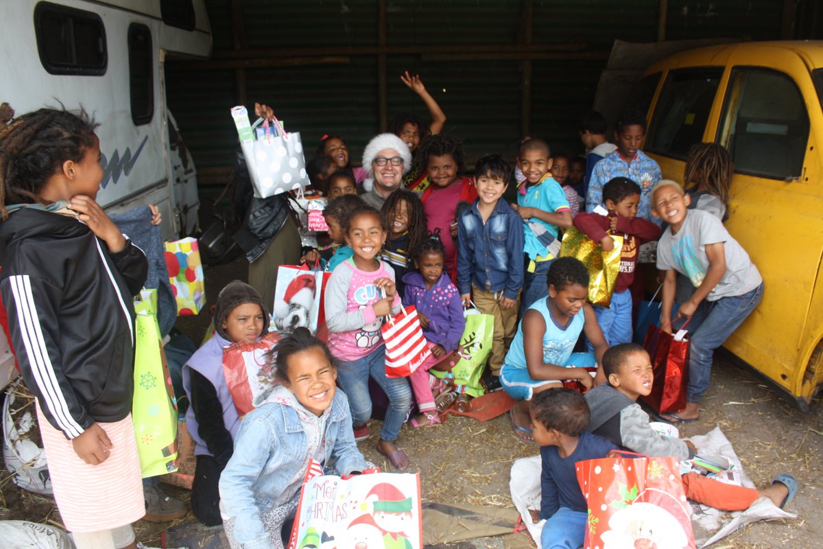 TomRoHaven's tweet photo. Christmas Party 2017 - What a wonderful day. #tomrohaven #horsesandchildren #givingback #thankyoutoeveryonethathelped https://t.co/6f8fkXphaC