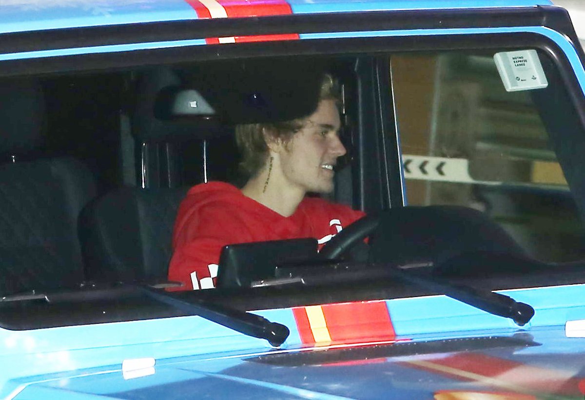 TBBRCandids's tweet photo. Fotos de Justin Bieber chegando no clube de Hóquei Los Angeles Kings Valley em Panorama City, Califórnia. - 18 de Dezembro https://t.co/vPmRa4C1Aj