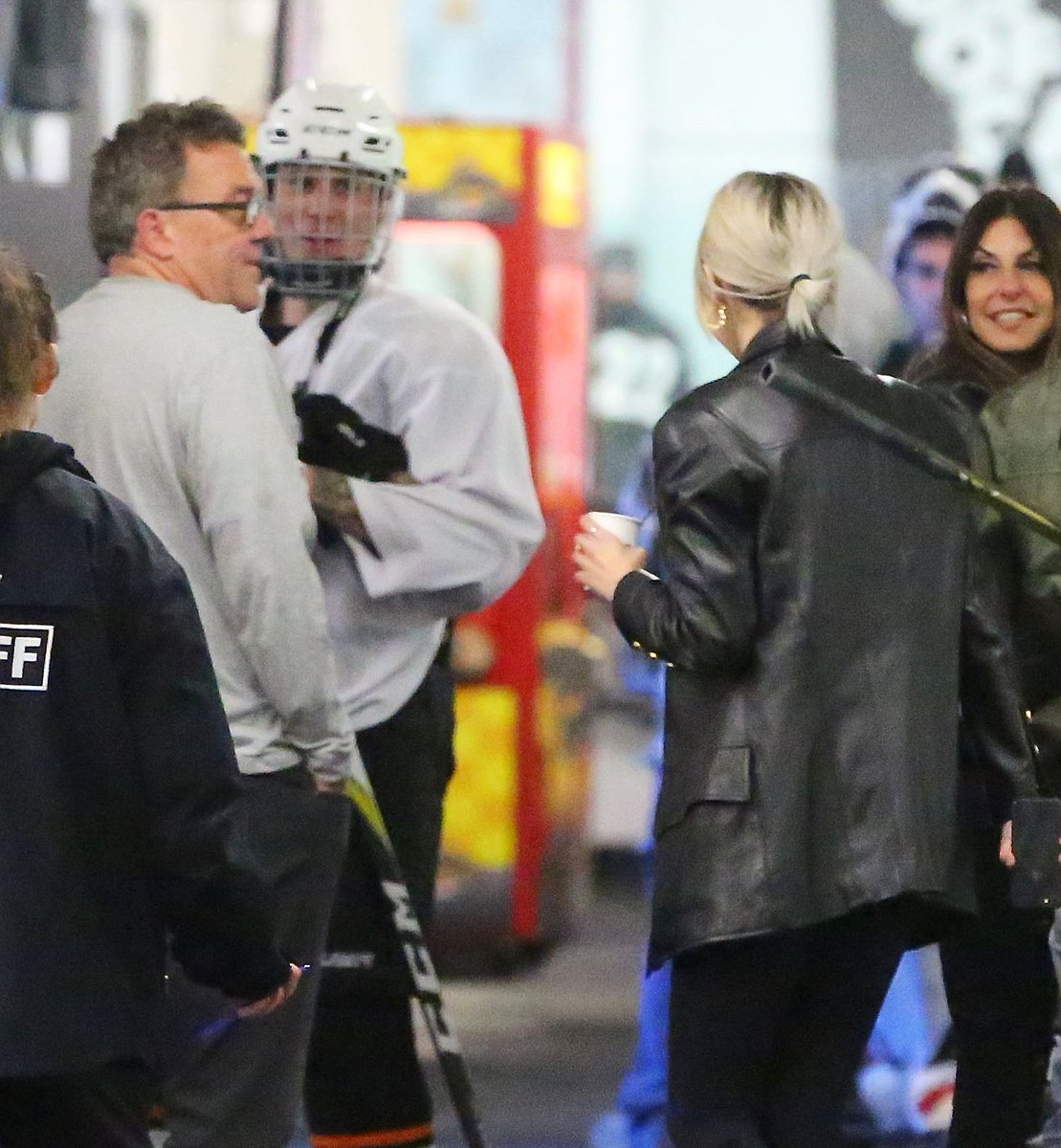 TBBRCandids's tweet photo. Fotos de Justin Bieber e Selena Gomez no clube de Hóquei Los Angeles Kings Valley em Panorama City, Califórnia. - 18 de Dezembro https://t.co/ky3hAqIkKl