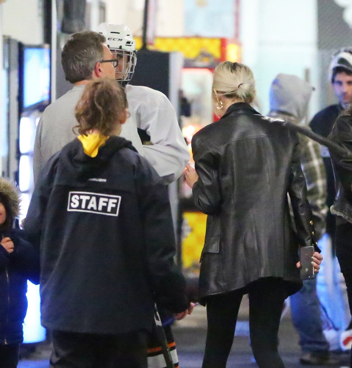 TBBRCandids's tweet photo. Fotos de Justin Bieber e Selena Gomez no clube de Hóquei Los Angeles Kings Valley em Panorama City, Califórnia. - 18 de Dezembro https://t.co/7qSdQtEFDf