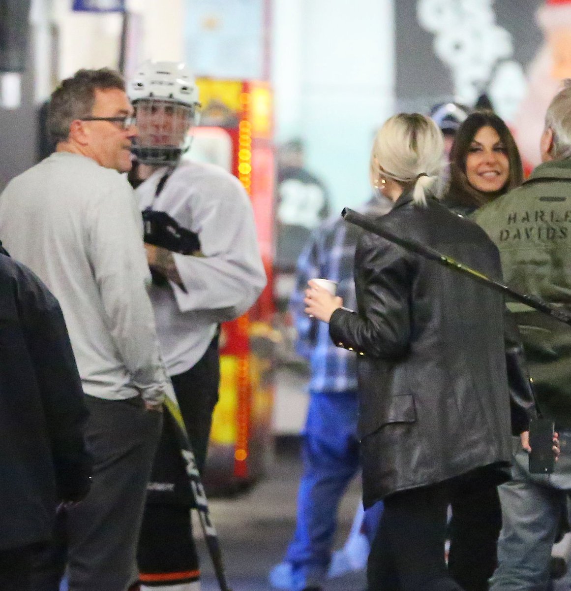 TBBRCandids's tweet photo. Fotos de Justin Bieber e Selena Gomez no clube de Hóquei Los Angeles Kings Valley em Panorama City, Califórnia. - 18 de Dezembro https://t.co/ky3hAqIkKl
