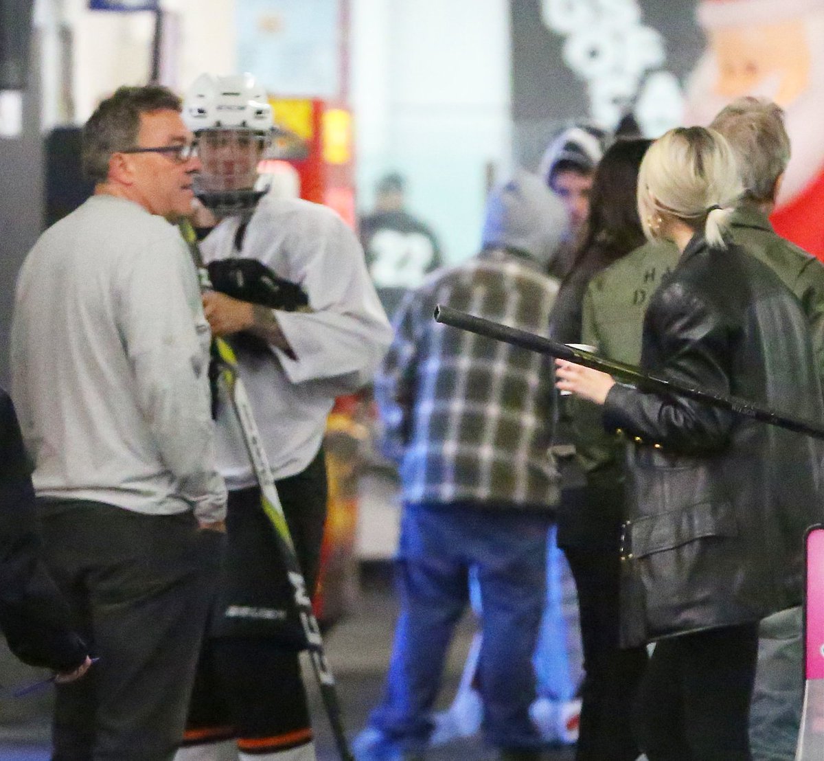 TBBRCandids's tweet photo. Fotos de Justin Bieber e Selena Gomez no clube de Hóquei Los Angeles Kings Valley em Panorama City, Califórnia. - 18 de Dezembro https://t.co/7qSdQtEFDf