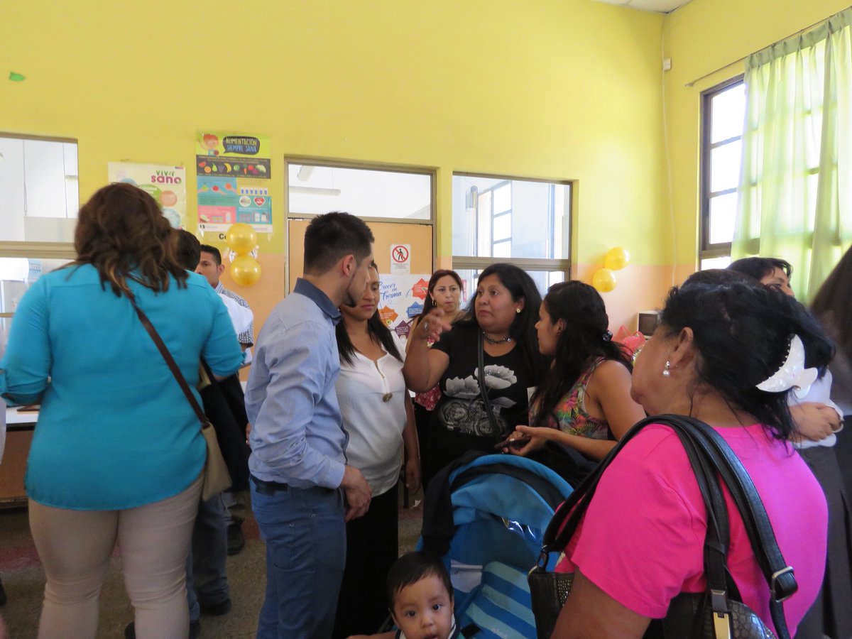 CDSyCMtuI's tweet photo. Hoy nuestro miembro de la @fundacionplc @ManuelJaraV participando de la graduación del octavo básico de la escuela Camilo Mori, entregando un presente, los cuadros de graduación. Agradecemos la posibilidad de colaborar con dicha instancia donde los estudiantes cierran un proceso https://t.co/HjwDu74GBc