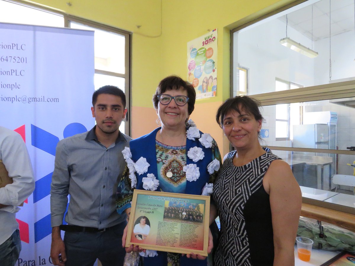 CDSyCMtuI's tweet photo. Hoy nuestro miembro de la @fundacionplc @ManuelJaraV participando de la graduación del octavo básico de la escuela Camilo Mori, entregando un presente, los cuadros de graduación. Agradecemos la posibilidad de colaborar con dicha instancia donde los estudiantes cierran un proceso https://t.co/HjwDu74GBc