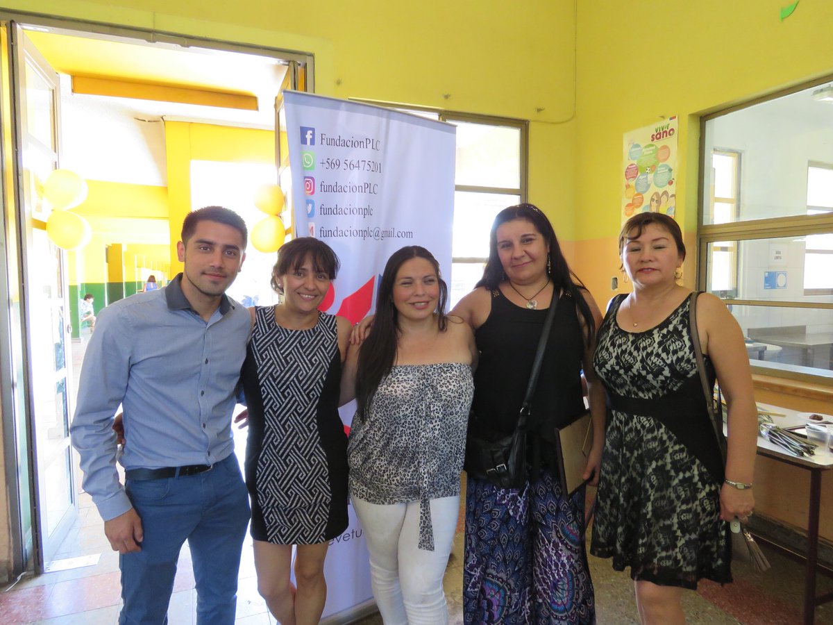 CDSyCMtuI's tweet photo. Hoy nuestro miembro de la @fundacionplc @ManuelJaraV participando de la graduación del octavo básico de la escuela Camilo Mori, entregando un presente, los cuadros de graduación. Agradecemos la posibilidad de colaborar con dicha instancia donde los estudiantes cierran un proceso https://t.co/HjwDu74GBc