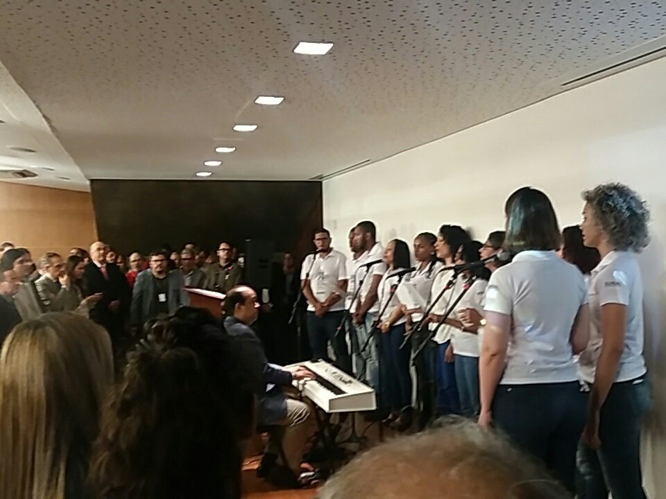 dausterbruno's tweet photo. O Coral da Secom #Comunicanto veio fazer uma linda  apresentação musical no lançamento da revista #TerraMãe. https://t.co/WDznRfqVDG