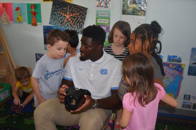 CFAPeachBowl's tweet photo. @apsupdate @atlchampgame @ChickfilA @CFPExtraYard The #CFAPeachBowl was originally founded as a fundraiser for the @LionsLighthouse.
Together, we’re able to provide vision screenings to elementary school children in Atlanta & in the communities of our participating teams. #50YearsOfGiving https://t.co/GFNuOFgO4r