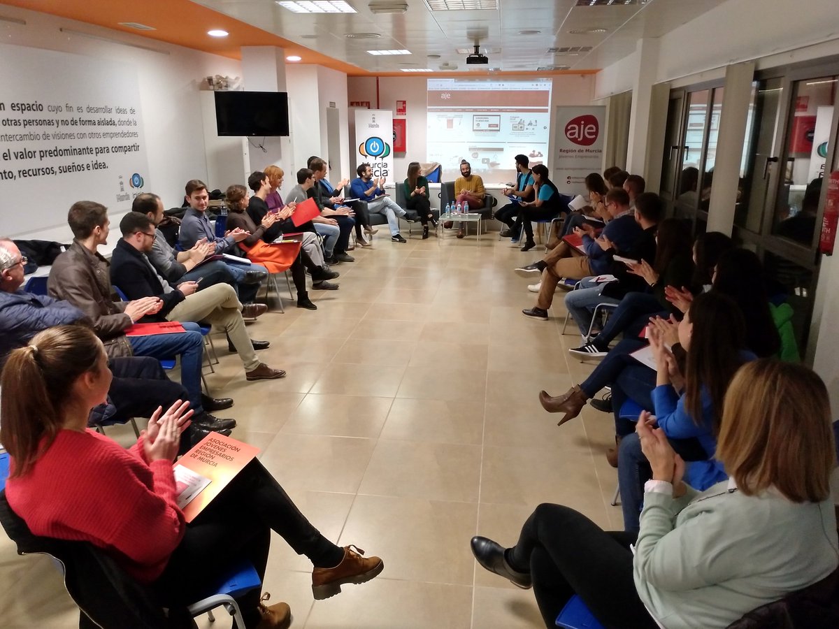 AJERegionMurcia's tweet photo. Seguimos con las experiencias emprendedoras de @SalvaEspin dibujante de @Marvel y copropietario de @7Heroesmurcia, #EsterBelmonte arquitecta y vloguer en su canal #EsterInWonderland y @pdrolobo diseñador murciano. Presenta @ImproVivencia https://t.co/M4Zk6dSGkL