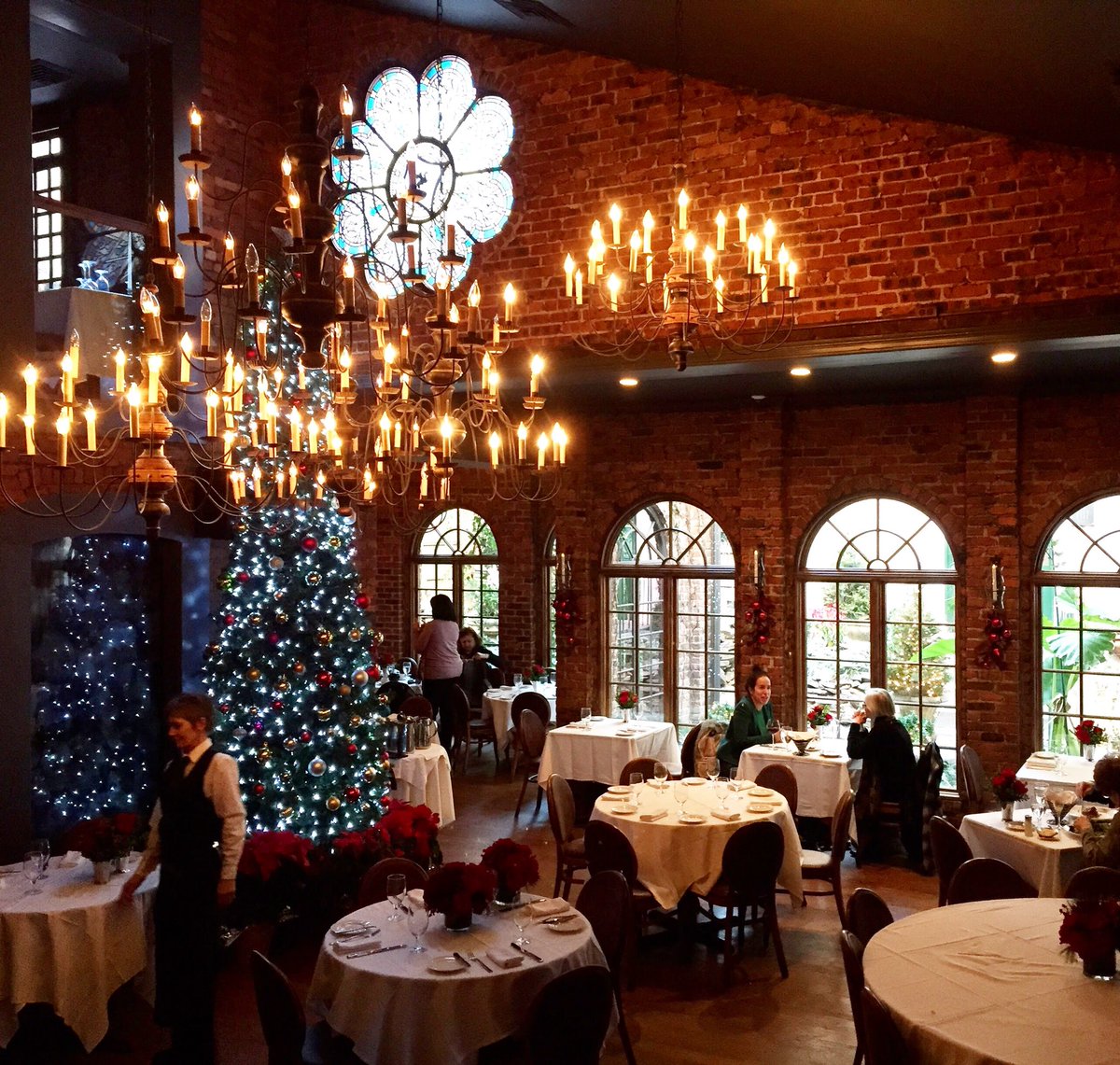 TasteAgent_'s tweet photo. Notably one of the most romantic restaurants in the city and also super f*cking haunted! Not sure how the two go hand in hand 🤷‍♀️ but Eater reported there’s an estimated 20 ghosts in this joint. 
#eaterny #datenight #timeoutnewyork #tlpicks #cntraveler #TravelTuesday https://t.co/gJWelmtx4d
