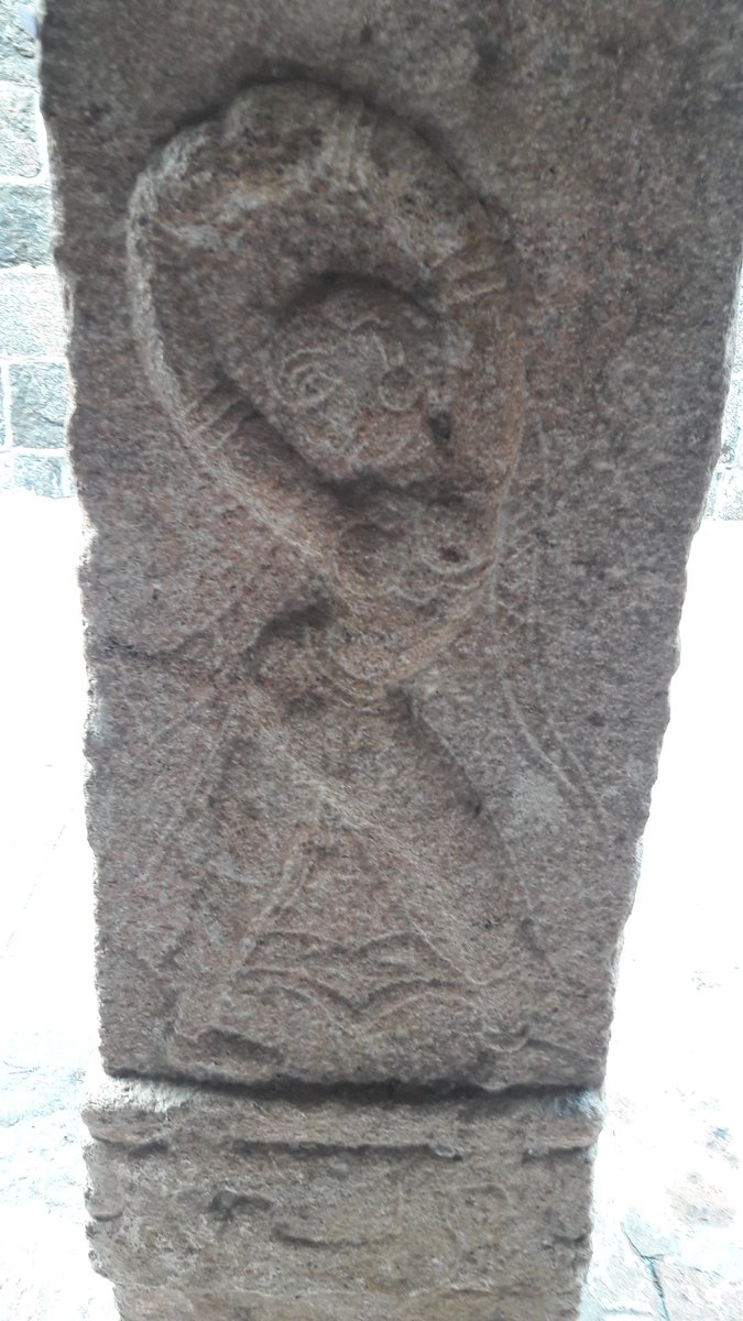 The different hair styles of women carved on pillars right behind the 6th prakara.