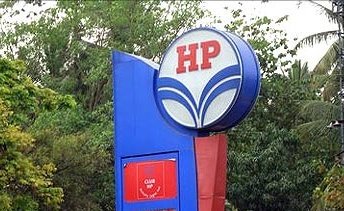 HPCL's tweet photo. Team NelloreRetail @HPCL promoting digital payments thru Spot & Reward scheme with Rs. 500/- digital reward to FSMs in their Bank A/C at M/s. Pothula Rangaiah & Co. in Ongole.
#LessCashLess
@_DigitalIndia @_DigitalIndia @dpradhanbjp @AshutoshJindalS @PetroleumMin @pcraindia https://t.co/hFlbXHzqhs