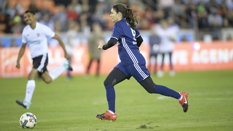 HoustonDash's tweet photo. The one, the only, @miahamm 🙌

#KickInForHouston https://t.co/VOQCzuVvuV