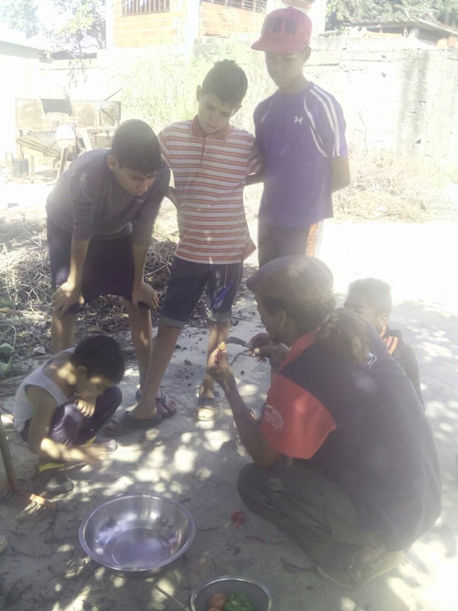 INFOLAR39's tweet photo. Taller de seleccion de semillas en Lar39. Sembrar la tierra, sembrar los campos, en cualquier riconcito en la ciudad HUGO CHÀVEZ... Y Eso es lo que queremos desde nuestros espacios. @ogmilara https://t.co/6hPrhCPH8s