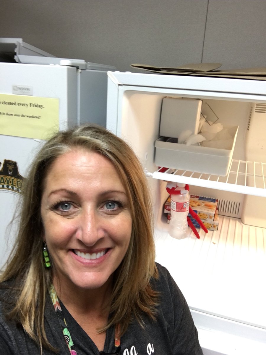 jeanne_decker's tweet photo. #robtheelf Baby it’s cold in there... https://t.co/uKtKoM6kvp