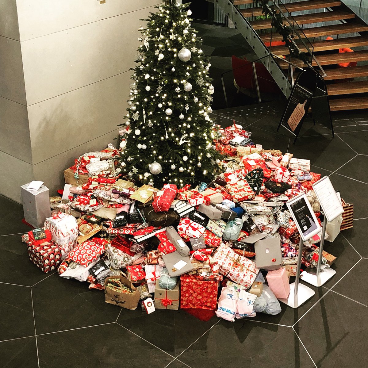 Ensomt Juletre sørget for 1745 gaver til ‘Hjelp oss å hjelpe-Tromsø’. Takk Tromsø❤️ #ensomtjuletre #tromsø #clarionhotels