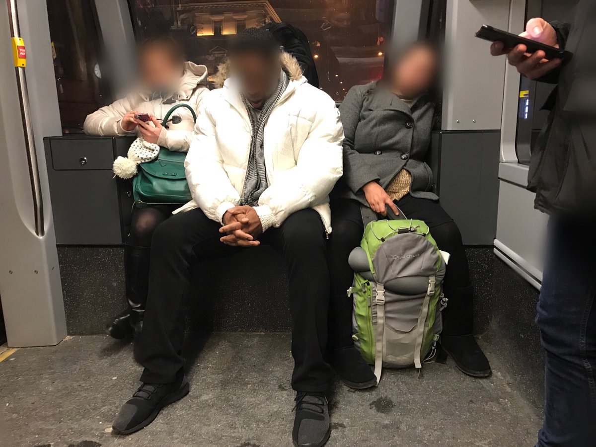 machismocalleje's tweet photo. #Manspreading : desparrame de tus cojones, sin importarte tres pepinos la invasión del espacio ajeno. Porque eres hombre. Porque puedes. #machismocallejero // Foto: Victoria https://t.co/cvE6jtyx9x