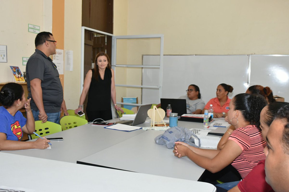 JuliaBKeleher's tweet photo. Sorprendida y apenada por los estudiantes de escuelas Montessori de Vieques, Adrienne Serrano y Juanita Rivera, cuyos directores decidieron concluir clases el 15 de dic, privándolos de la enseñanza y desobedeciendo a Nivel Central. Las clases concluyen este viernes 22 de dic. https://t.co/jMNr90kERP