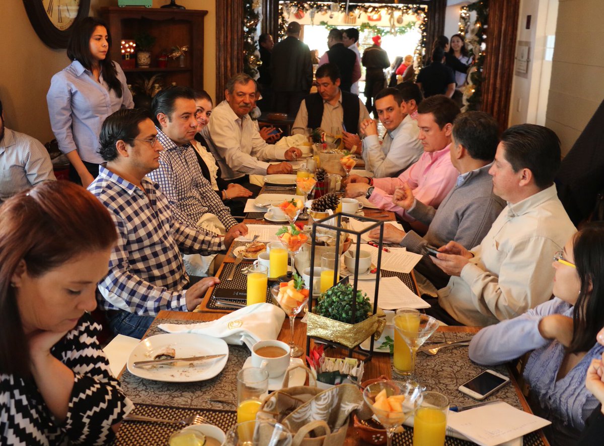 SDEyT_Morelos's tweet photo. En la décimo segunda sesión ordinaria 2017 del #FIFODEPI impulsamos inversiones estratégicas que apoyen el desarrollo comercial de #Morelos. https://t.co/HRWAzvGaeH