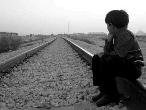 حارت بقافلتي الصحاري والمسير*لم ادري يانجم الثريا مالمصير*لاتعتبي يا حبيبتي فالدرب عسير*تهواه اقدامي واقداري تسير*# درب حنين*