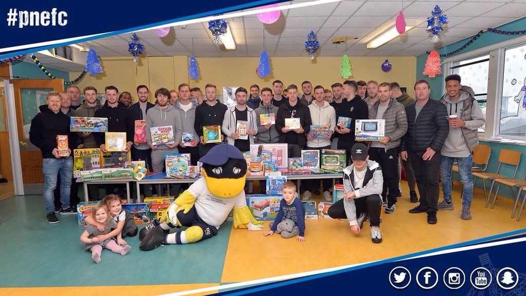 jwelsh08's tweet photo. Was nice to pop in an see some of the kids at Royal Preston hospital today..not only was it a pleasure to see the kids all smiling it was also nice to speak to the parents an the hardworking nurses there..hopefully all have as good Christmas as possible x https://t.co/fHTEgxSpaP