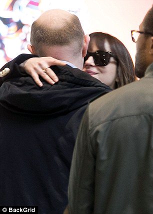 DamieSpanish's tweet photo. Shipeo a Dakota y el tipo calvo. #Dalvo
#DakotaJohnson https://t.co/TTOn0SfW3t