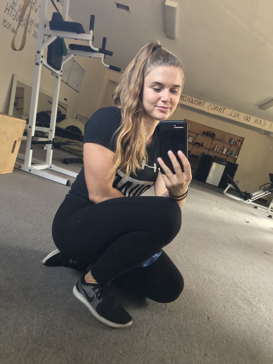 lynnpaulkfit's tweet photo. Make today a good one ✌️#LPFIT #TuesdaySelfie https://t.co/BKAxNp6kOs