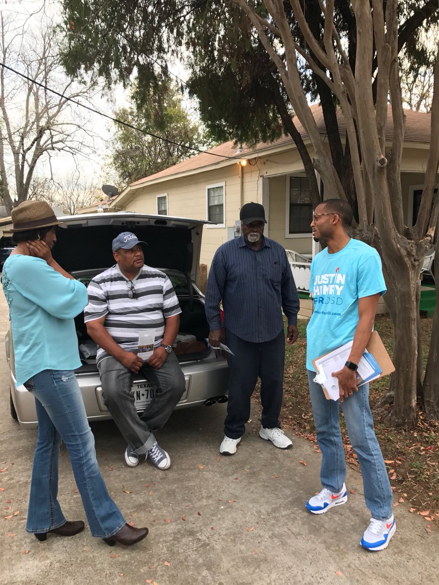 JustinHenry42's tweet photo. .#TeamHenry had another successful weekend of block walking in District 9. We love directly hearing from the community and sharing our message of providing opportunities for all of our kids. #JustinForDISD #ForOpportunityForAll #ForCollaboration #ForStudents #ForDISD https://t.co/znCVh1Y7kl