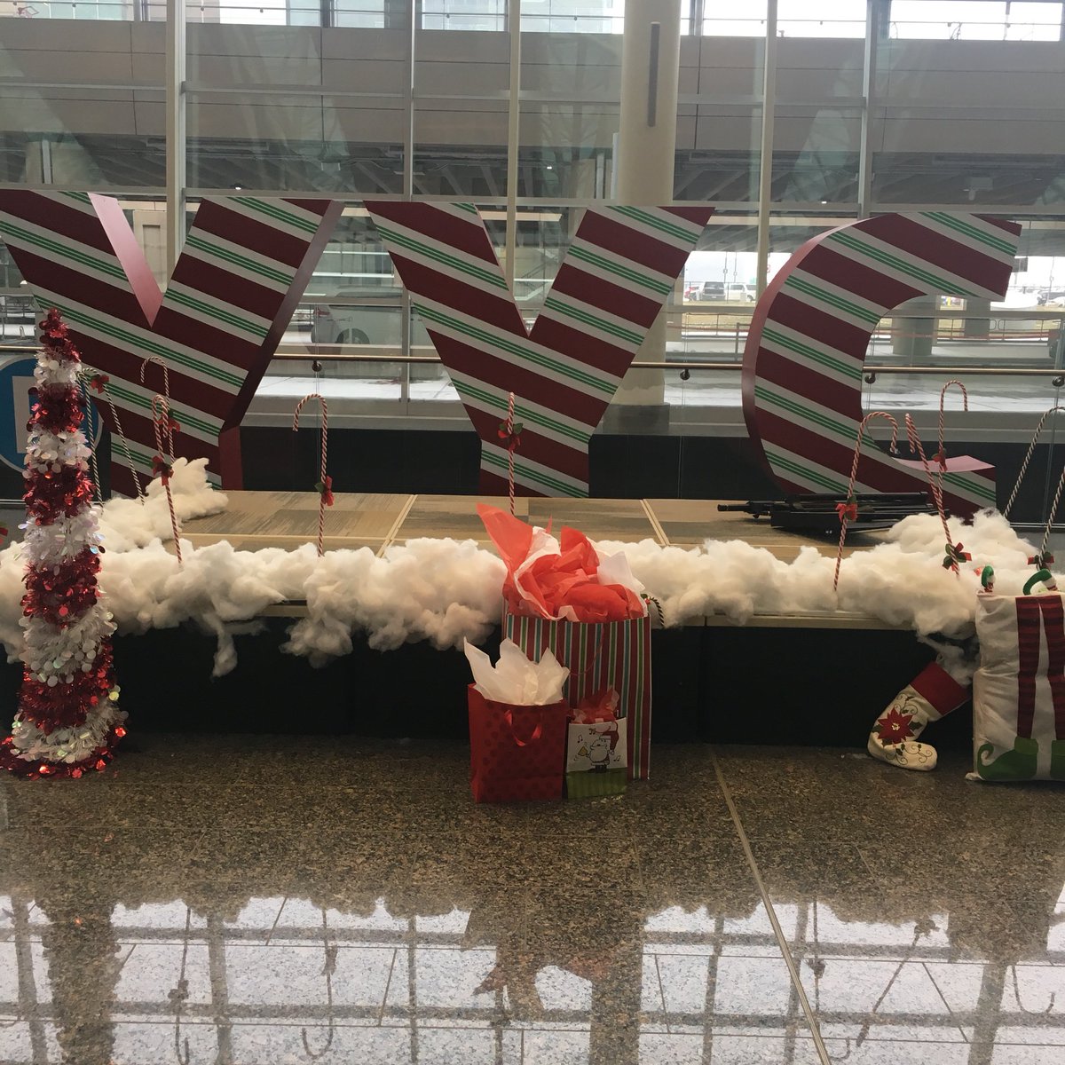 Our stage this afternoon 🎄With <a href="/jondaymusic/">Jon Day</a> #getinthemood #yycfestive <a href="/FlyYYC/">YYC</a> 😘