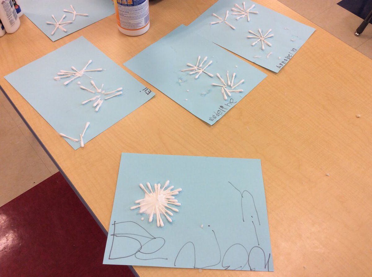PFESPumas's tweet photo. Qtip snowflakes in kindergarten and third! #WinterSTEAM https://t.co/jhzxSmSob9