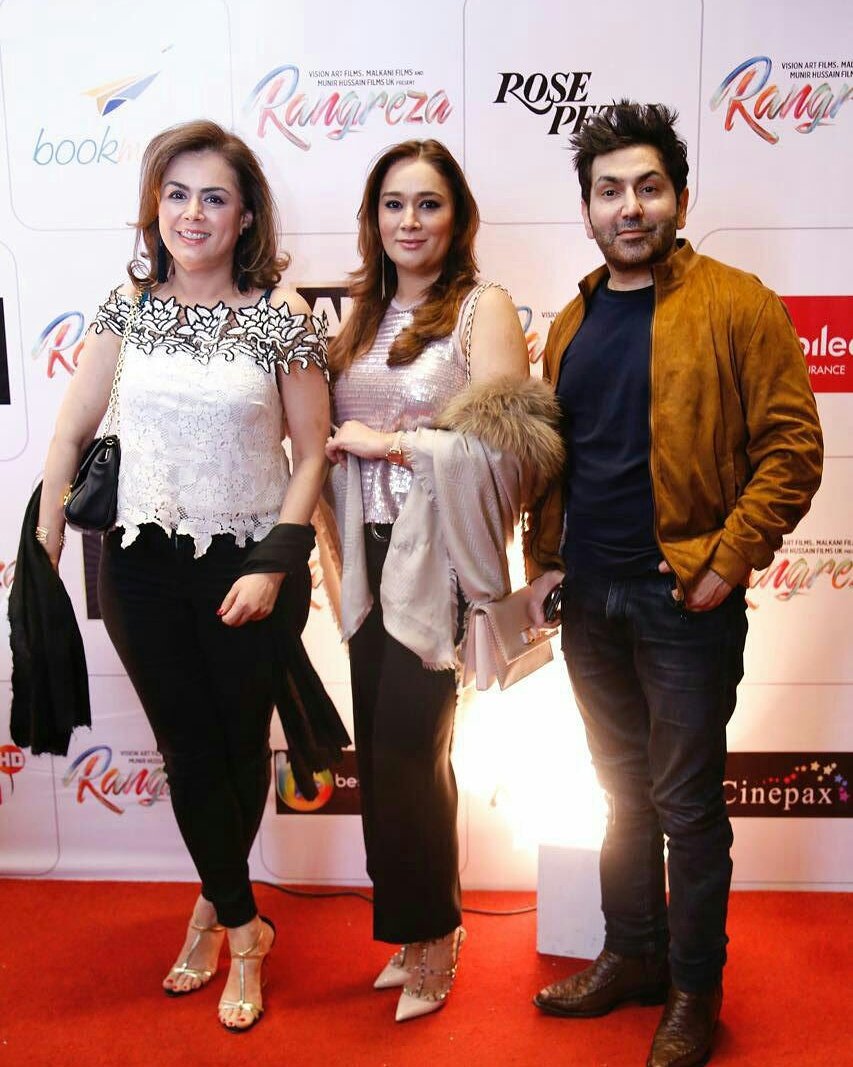 Fakhir with his family at the premiere of Rangreza #Rangreza #takellpr #RangrezaMoments #MHFILMS #B4UMotionPictures #VisionArtFilms #munirhussainfilmsuk #MalkaniFilms  #happeningnow #karachi