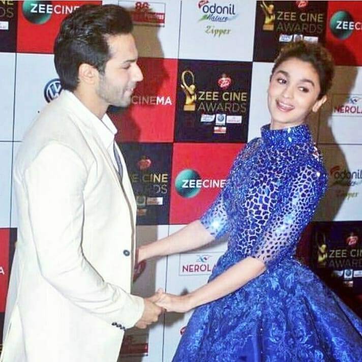 BaazBuzz's tweet photo. #ZeeCineAwards2017
#Varundhawan #AliaBhatt https://t.co/pjwrdp6Kks