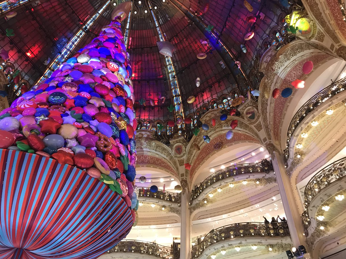 This is how you decorate your shop for Christmas we need this in our life  <a href="/FITHereford/">FIT Hereford</a> well done <a href="/Galeries_Laf/">Groupe Galeries Lafayette</a>