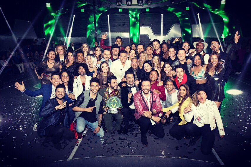 Fonseca's tweet photo. Ayer terminamos la 2da temporada de @aotronivelco . Orgulloso del talento de todos los participantes y del tremendo equipo de @caracoltv . Gracias por acompañarnos durante tantas noches🙏❤️🙏 https://t.co/fmClKs585R