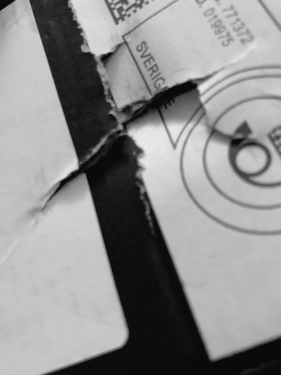 Zeliinas's tweet photo. Lyssnade på #dittaunsikt när jag var påväg hem och tänkte att jag nästan aldrig haft problem med postnord. Tittar i brevlådan och där ligger ett trasigt paket👍👍👍 Nu var det inte så illa men ändååå https://t.co/irc8kKHpM9